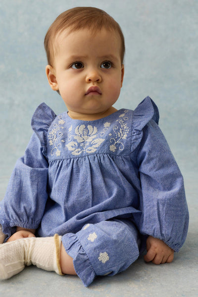 Completo blusa + pantalone azzurro con ricami per neonata LOUISE MISHA B0131 LIGHT BLUE 