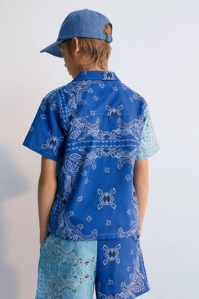 Camicia con stampa bandana cobalto e azzurra per bambino