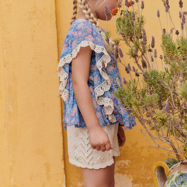 Blusa blu con stampa fiori all over per neonata e bambina