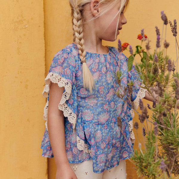 Blusa blu con stampa fiori all over per neonata e bambina