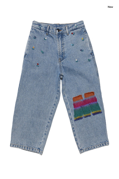 Jeans in denim celeste con fiori ricamati e patch per bambina