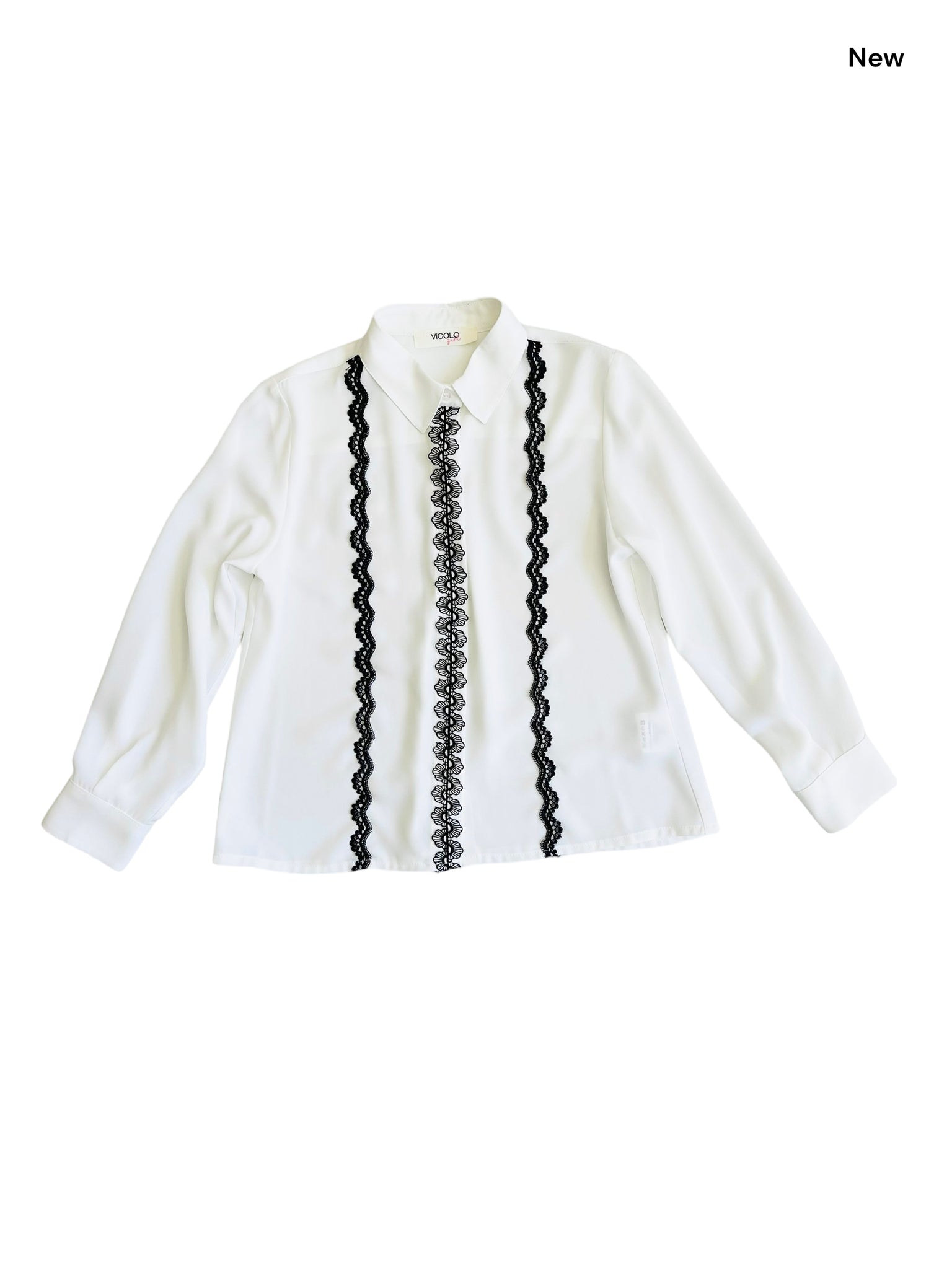 Camicia bianca con dettagli con ricami neri applicati