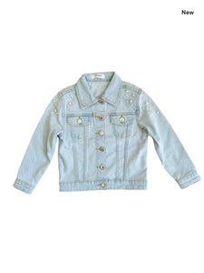 Giubbino in denim chiaro con perle per bambina