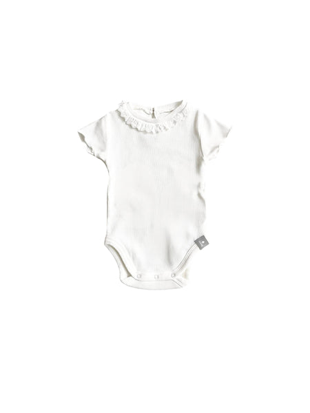 Body bianco con ricamo per neonata Snug 933AX6S124N11 0011 