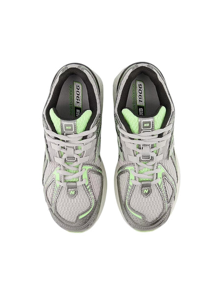 Sneakers grigia con dettalgli fluo per bambini New Balance GC1906 CQ 